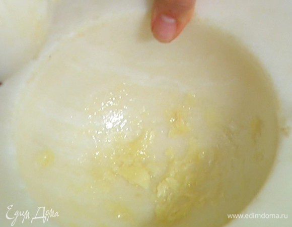 Чеснок почистить и растереть в ступке с солью в пасту. 