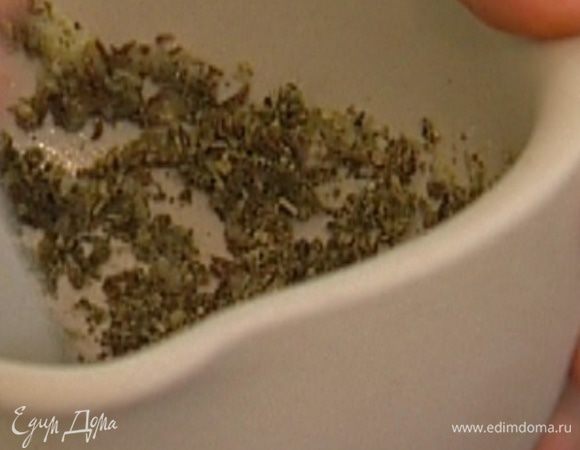 Добавить прованские травы, орегано, тмин, перец и растереть еще раз все вместе. 