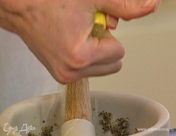 Влить оливковое масло и лимонный сок, перемешать.