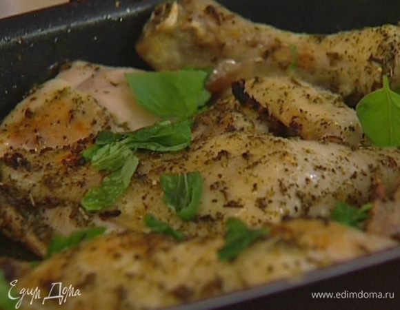 Присыпать цыпленка базиликом, измельченным руками, и подавать.