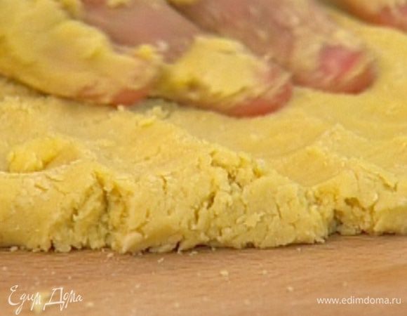 Добавить желток и вымешать тесто, чтобы оно стало эластичным.