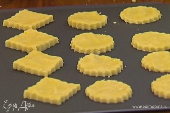 Раскатать тесто в пласт толщиной полсантиметра, формочками вырезать печенье, выложить на противень и отправить в холодильник на 30 минут.