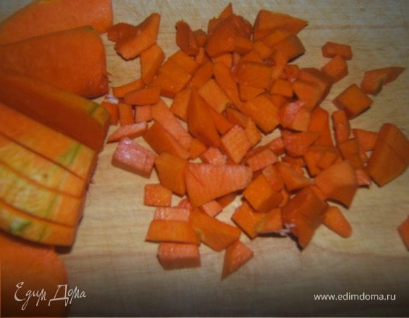 Тыкву порезать и тушить до мягкости в небольшом количестве воды. Готовую тыкву размять вилкой.