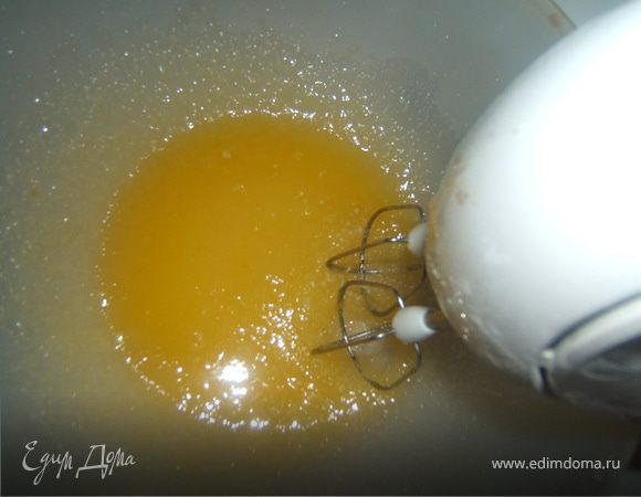 Взбить миксером растопленное масло и сахар