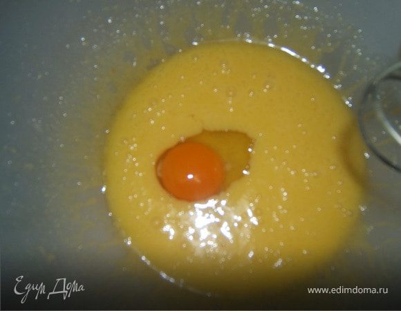 ввести по одному яйца,еще раз взбить. 