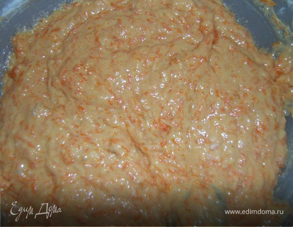 Всыпать муку, просеянную с солью, разрыхлителем и корицей, и аккуратно лопаткой смешать
до исчезновения комочков.