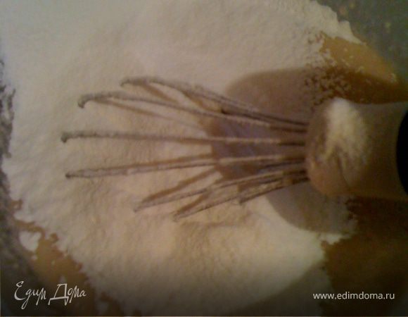 Всыпать разрыхлитель, специи (кто хочет) и вмешиваем муку. 