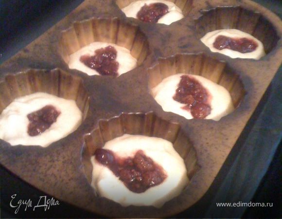 Выливаем тесто по формочкам и в серединку кладем малину (у меня ягоды малины из варенья) либо любую другую ягоду. 
