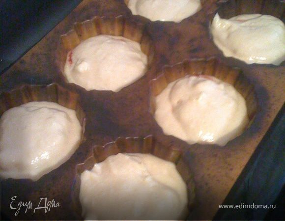 Можно закрыть (чтобы ягоды оказались внутри), а можно оставить открытыми.