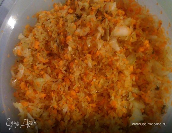В пароварку ставим смесь из риса, потертой на терке моркови, мелко/крупно (кто как любит) рубленного лука, специй (у меня: базилик, черный перец, майоран).