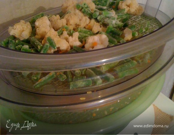 Еще в одном отделе отвариваем стручковую фасоль, цветную капусту. Эти овощи готовятся быстрее риса (около 10-15 мин), поэтому надо вовремя снять их с пароварки. 