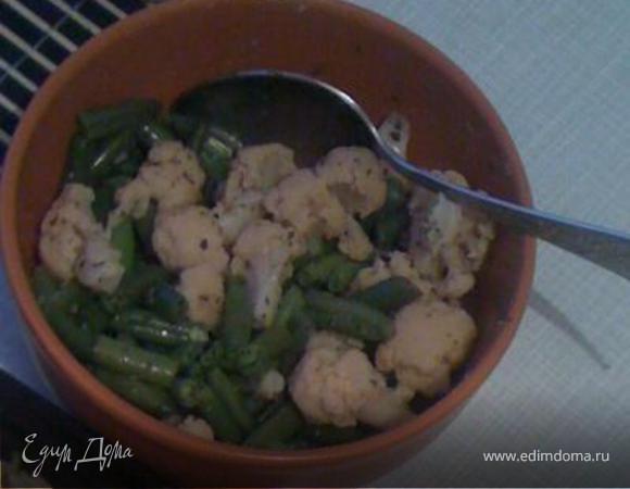 Выкладываем овощи в тарелку, добавляем соль, перец, специи и оливковое масло.