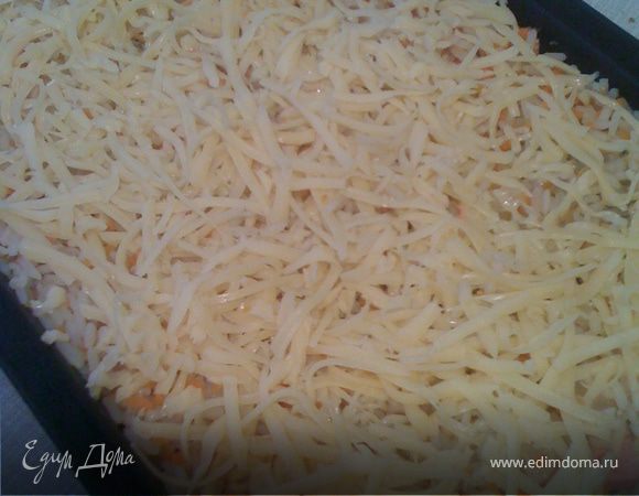 Сверху вторую половину риса и снова сыр.