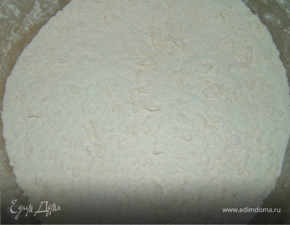 Смешать просеянную муку с разрыхлителем и солью.
Сливочное масло размять и смешать с мукой до получения
крупчатой массы.