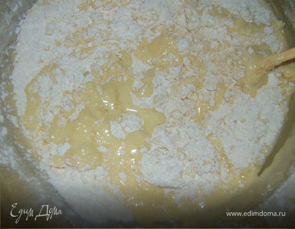 Яйца слегка взбить и добавить к муке.