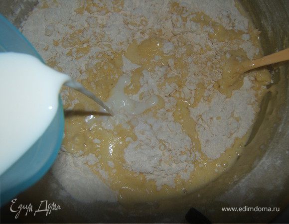 Влить постепенно, помешивая, молоко, добавить ваниль, са-
хар и вымесить мягкое тесто.