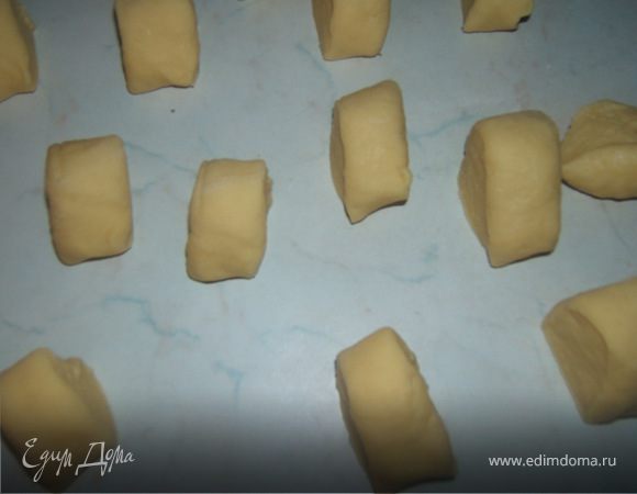 На присыпанной мукой доске скатать из теста длинный пласт
и разделить его на 36 кусочков. Из каждого кусочка сформо-
вать лепешки, обмакнуть одну поверхность в кунжут или мак