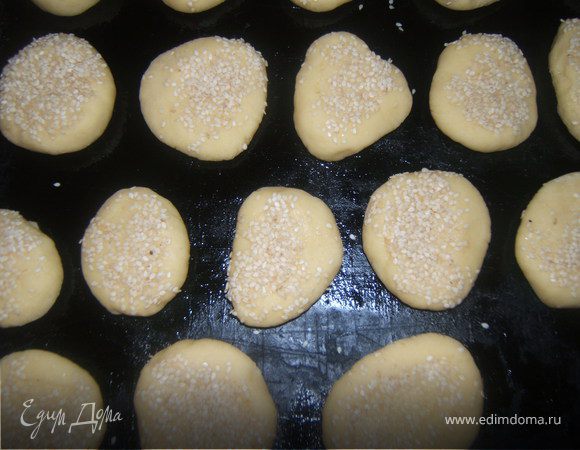 выло-
жить на смазанный маслом противень и выпекать при 180 °С
около 20-25 минут до золотисто-коричневого цвета.
Готовые бискотти оставить остывать на решетке. Приятного аппетита!