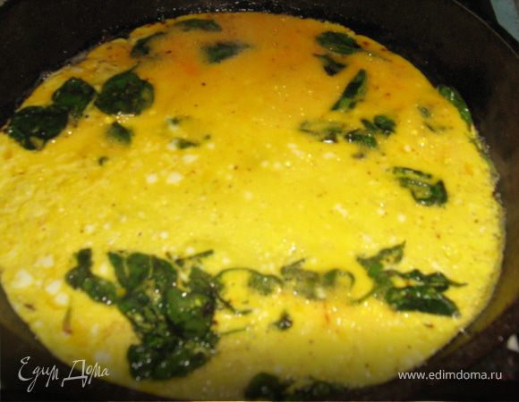 Масло разогреть на сковороде, припустить шпинат. Яйца взбить венчиком, добавить специи, вылить на сковороду, поджарить до готовности.