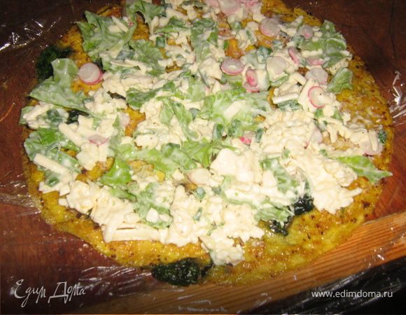 Приготовить начинку:сыр натереть, редиску мелко порубить, салат порвать руками. Все смешать, заправить йогуртом и специями. Выложить на омлетную основу.