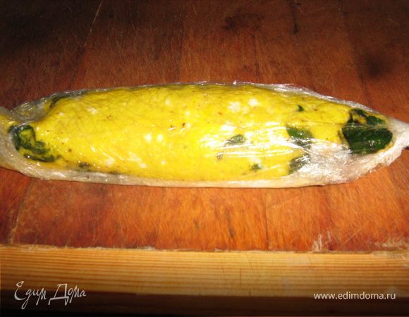 Свернуть рулет с помощью пленки, достаточно туго. отправить в холодильник. Закуска готова уже через пол часа, но если начинка рассыпчатая, то время прибывания в холодильнике нужно увеличить.