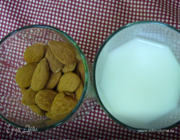 Миндальное молоко приятно на вкус, и, как и миндаль, является отличным источником кальция.
