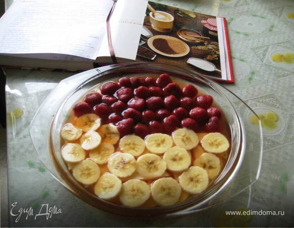 Готовим желе:Так же по инструкции "распускаем" желатин.Клубничный компот откинуть на друшлаг.Готовим желе с вишнёвым соком.В заливку от компота вливаем желатин и добавляем сахар.Выкладываем порезанные фрукты на блюдо и заливаем желе-убираем в холодильник до полного застывания желе.(2 часа)