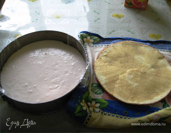 Собираем торт: На дно разъёмной формы положить 1 корж и выкладываем сверху готовое суфле.