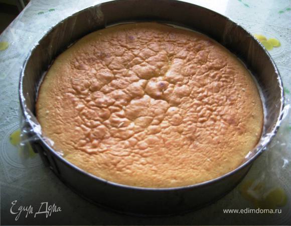 Сверху накрываем вторым коржом и убираем в холодильник до застывания суфле на два часа.