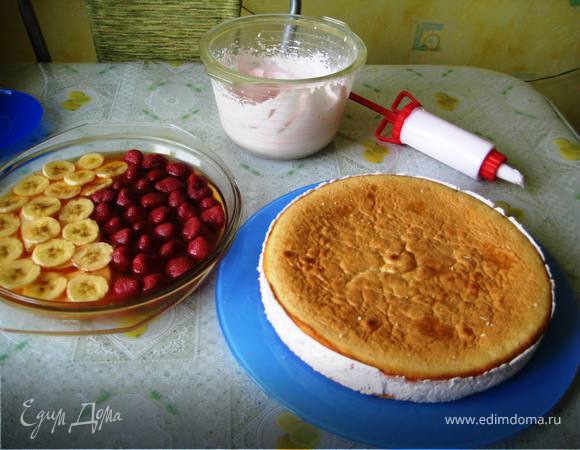 Украшаем торт фруктами в желе.Здесь каждый проявляет свою фантазию! очень эффектно смотрятся экзотические фрукты:киви,ананас.Бока торта и по диаметру украсить взбитыми сливками из кондитерского шприца.Приятного аппетита всем!