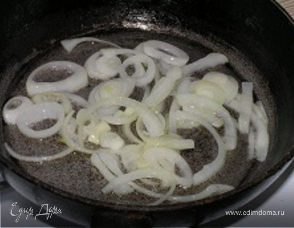 Обжарить лук до золотистого цвета, добавить морковь, перемешать и продолжать обжаривать все вместе.