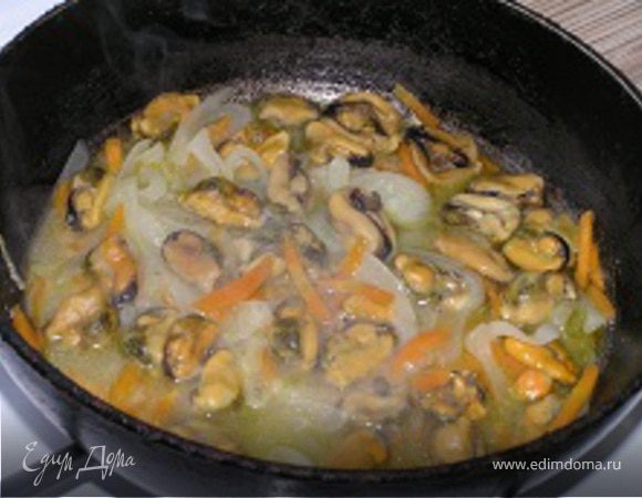 Затем добавить мидии, накрыть крышкой и тушить 3-4 минуты.