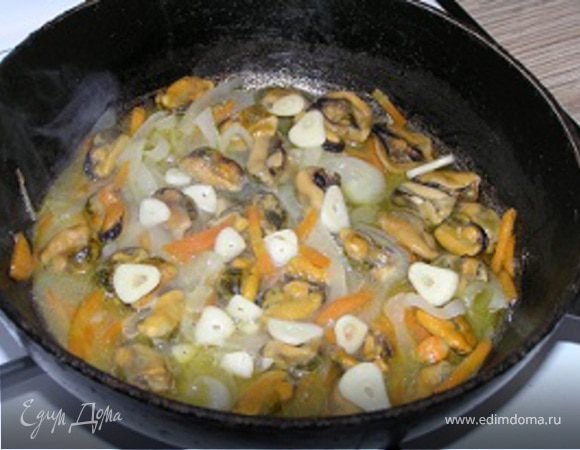 Всыпать пряности, посолить, перемешать, добавить нарезанный чеснок, снова накрыть крышкой и выключить огонь. Подавать с рисом или картофелем.