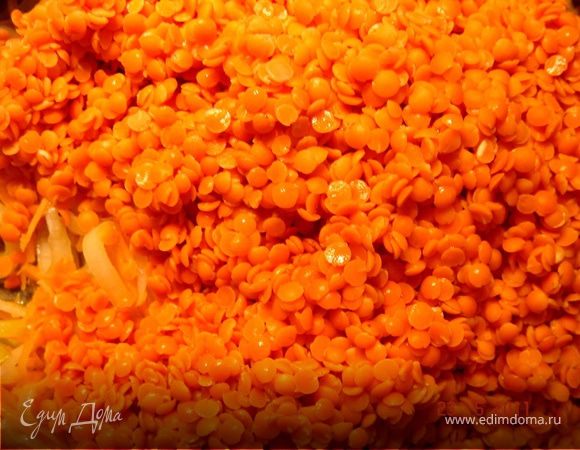 В кастрюле на оливковом масле обжарить порезанные лук,морковь и чеснок.Добавить чечевицу,томаты и 1 л горячей воды(или куриного бульона).Количество жидкости отрегулировать по собственному вкусу.Посолить-поперчить и варить до готовности чечевицы (мин.15-20).По окончании варки добавить 1-2 ст.л.мелко нарезанного базилика.Куриные грудки замариновать в лимонном соке с оливковым маслом,посолить-поперчить,дать настояться в течении 20 мин.Быстро обжарить до готовности и порезать на кусочки.Вяленое мясо порезать на 3 части и свернуть в"розочки",бекон обжарить(без масла)и подать на мясной тарелке.Можно подать сметану и зелень.Приятного аппетита! 