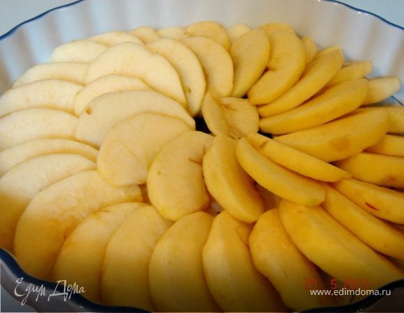 Яблоки помыть,очистить и порезать на тонкие дольки.Выложить в форму для пирога(у меня 24 см),застеленную бумагой для выпечки,сбрызнуть лимонным соком и посыпать сахаром и корицей.Масло растереть с сахаром,добавить хлопья.Отдельно взбить белки с щепоткой соли.Аккуратно смешать белки с масляной смесью.Выложить тесто на пирог и чуть придавить.Выпекать при 200*С до готовности(у меня выпекалось 45 мин).Остудить пирог(тёплый будет крошиться) и порезать на куски.Приятного аппетита! 