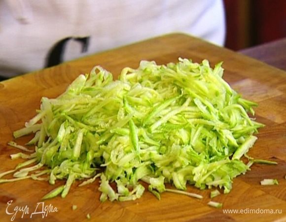 Кабачок вымыть и натереть на крупной терке прямо с кожицей в глубокую посуду.