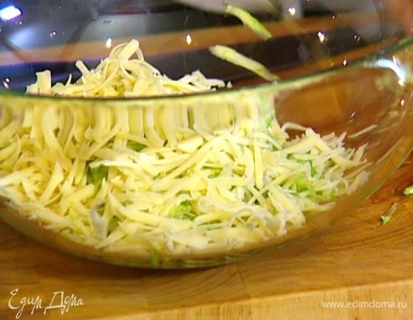 Сыр натереть на крупной терке и выложить к кабачку.