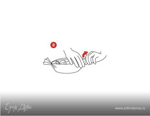 Лук очистить, нарезать мелким кубиком.
Чеснок мелко нарубить.
В небольшом сотейнике на сливочном масле обжарить лук, чеснок.
Добавить белое вино, апельсиновый сок, лук.
Варить при умеренном нагреве, пока соус не выпарится наполовину