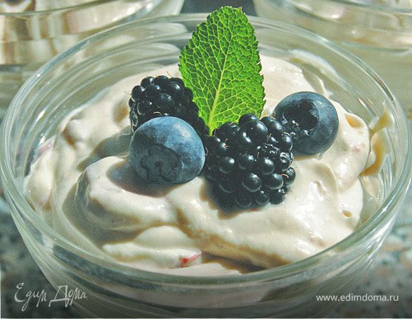 Распределить крем по пиалам с подложкой из печенья и масла. Поставить десерт в холодильник на час. Перед подачей лучше дать десерту постоять при комнатной температуре примерно полчаса, иначе подложка будет слишком твердой (но не менее вкусной :).

По желанию украсить ягодами и листиками мяты. Любителям мяты - можно ее мелко нашинковать и посыпать сверху крем, получается интересный вкус!

Приятного аппетита!