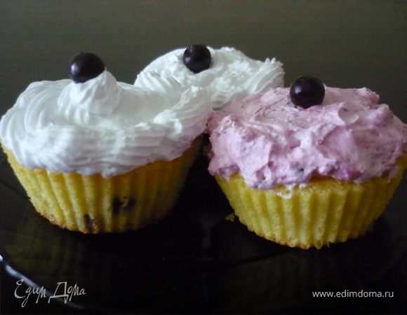 Взбить сливки и шприцом красиво нанести на капкейки.Украсить.