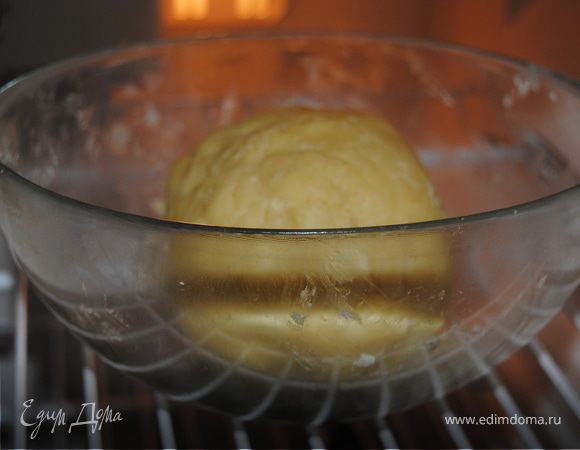 В итоге получается очень плотное масляное тесто, его убираем в холодильник на 25 минут.