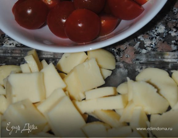 В это время режем помидорки на половинки, а сулугуни на прямоугольнички небольшие, сантиметра по полтора.

Если есть желание (опыт показывает, что так вкуснее и интереснее), режем кубиками любой голубой сыр (обычного "Дорблю" в треугольнике, который можно купить в любом супермаркете, вполне хватает на тарт). Шампиньоны моем, отрезаем ножки, режем попалам и на пластинки.