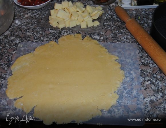 На все предыдущие действия как раз уходит минут 25, достаем тесто, раскатываем. Раскатывается оно не очень просто, края крошатся, но мы упорно их залепляем и продолжаем катать. 
Получается пласт, сантиметров на 5 больше формы, толщиной в 5 мм где-то.