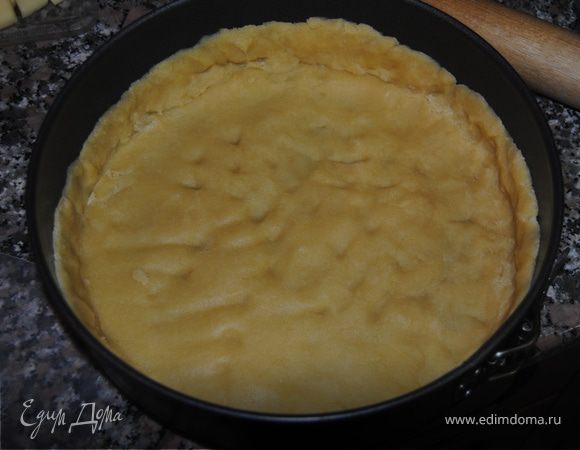 Аккуратно перекладываем в форму. У меня тесто по пути обычно разваливается на пару-тройку частей..:) Но это не беда, внутри формы все залепляем, разминаем. Главное, чтобы дно у краев получилось не толстым, иначе получается печенье, а не тарт.