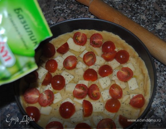 Половину сулугуни выкладываем на основу. Затем помидоры. Если есть шампиньоны - самое время выложить их. Посыпаем приправами по вкусу.
