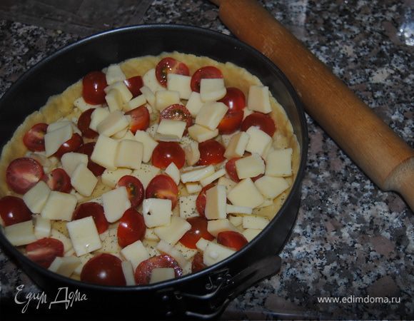 Выкладываем оставшийся сулугуни, если используется "Дорблю", то его распределяем поверх всего.