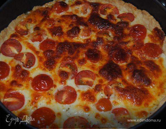 Помещаем все в духовку на 30-35 минут, достаем, ждем, пока тарт немного остынет, чтоб сыр был не совсем жидким. Достаем из формы, режем и наслаждаемся!