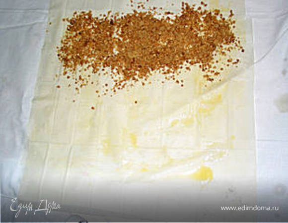 Замесить из муки, масла, вина и соли тесто и поставить на несколько часов в холодильник (часа 2-3). Разделить тесто на две части и раскатать в тоненький прямоугольник, затем посыпаем одну часть теста овсянными хлопями,