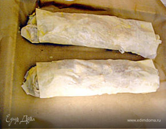 Накрываем другим концом теста и закрываем как конвертик, чтобы везде было закрыто. Затем выкладываем на протвень застеленный бумагой, обмазываем взбитым яйцом и выпекаем при 200 °С где-то минут 30 (но это зависит от духовки, так-что далеко не уходить!)