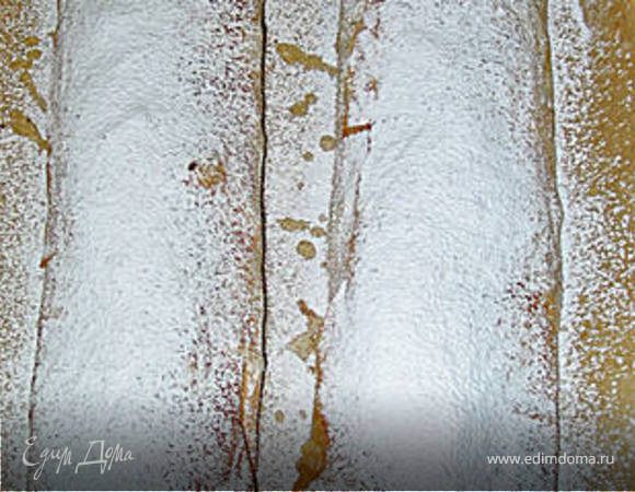 Ещё тёплый штрудель посыпаем по-желанию сахарной пудрой. А подавать этот штрудель очень вкусно с ванильным мороженным, особенно если он ещё тёплый. Приятного вам друзья аппетита!